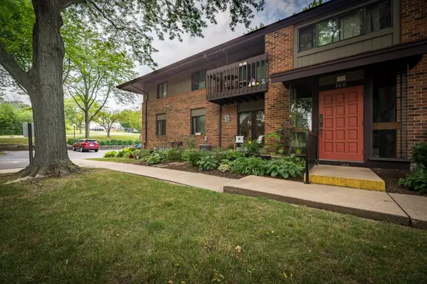 360 Park Hill Dr Unit A, Pewaukee, WI 53072