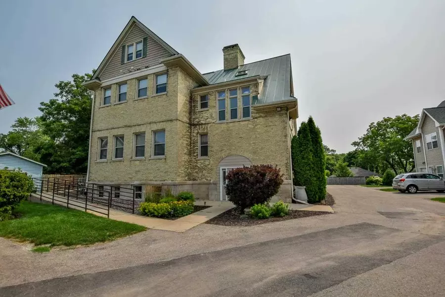 1009 Summit Ave #1, Stoughton, WI 53589