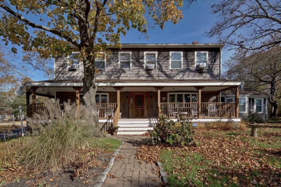 111 New York, Oak Bluffs, MA 02557