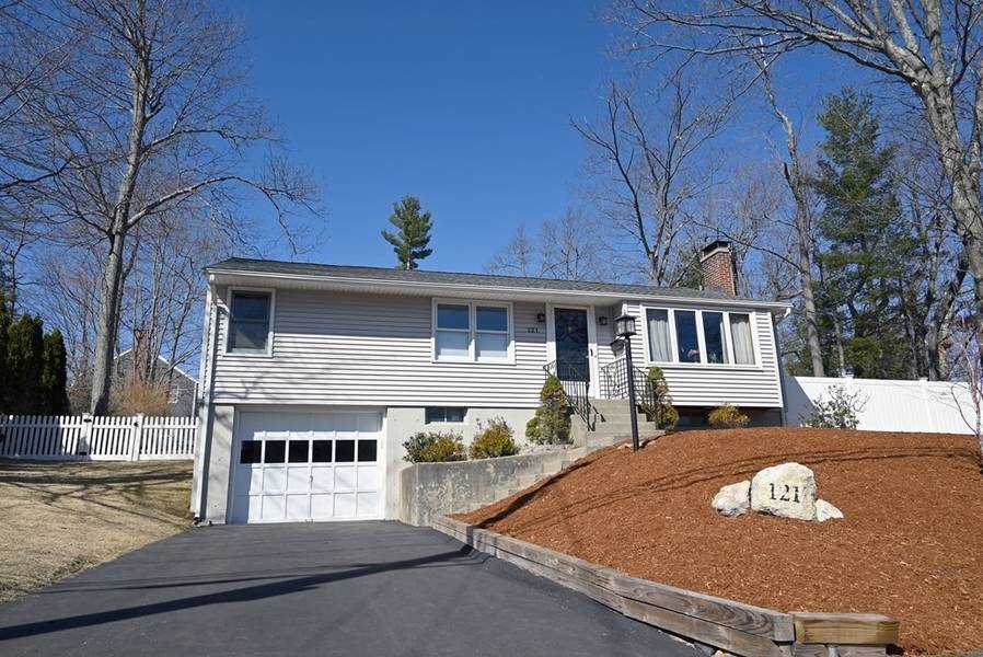 121 Laurel Hill Ln, Holden, MA 01520