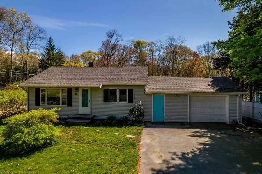 81 Nyes Ln, Acushnet, MA 02743