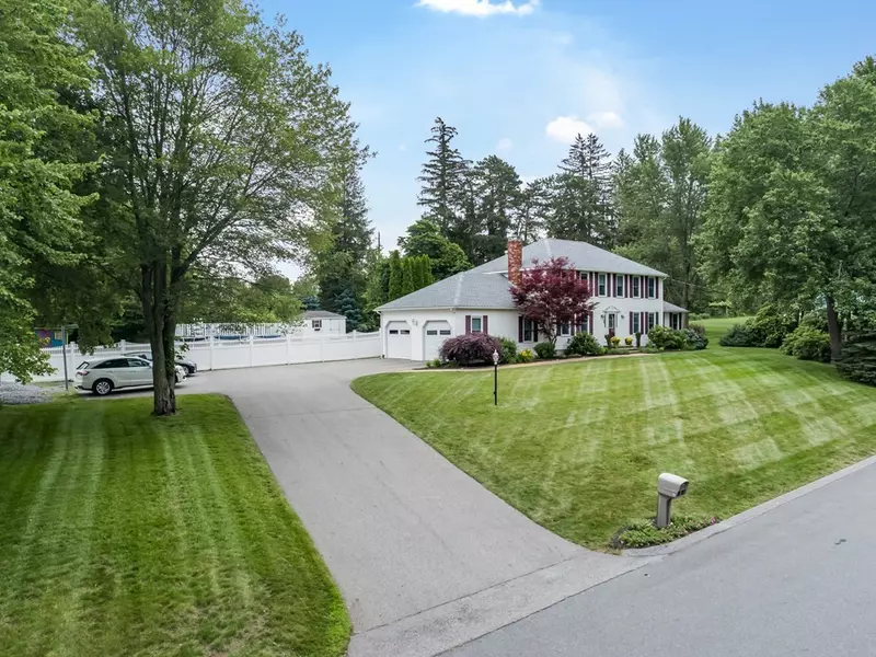 25 Surrey Ln, Dracut, MA 01826