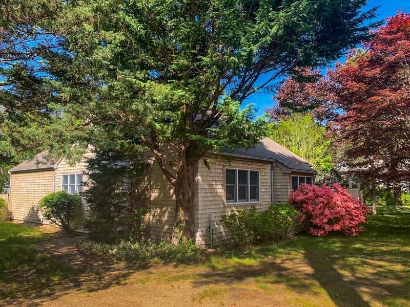 45 Lagoon Rd, Oak Bluffs, MA 02575