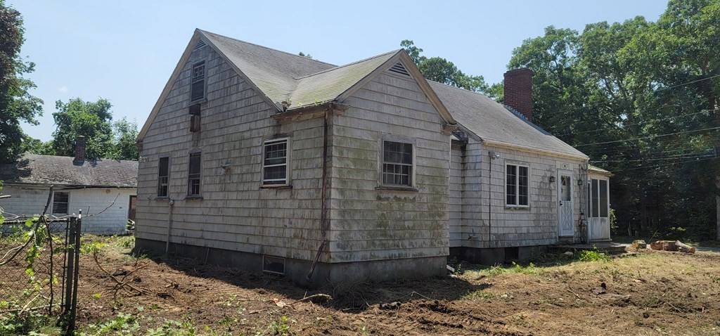 Lakeville, MA 02347,28 Clear Pond Rd
