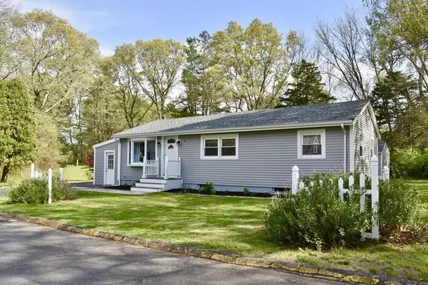 8 Whelden Ln, Acushnet, MA 02743