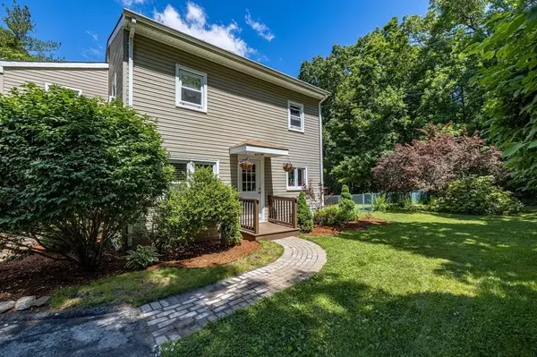 29 Crestwood Rd, Brimfield, MA 01010