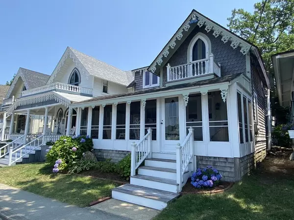 6 Siloam Ave, Oak Bluffs, MA 02557