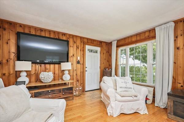 Falmouth, MA 02536,31 Fenton St