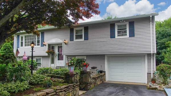 3 Crestwood Rd, Leicester, MA 01524