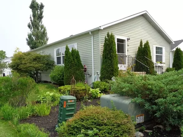 33 Blackbird Ct, Tiverton, RI 02878