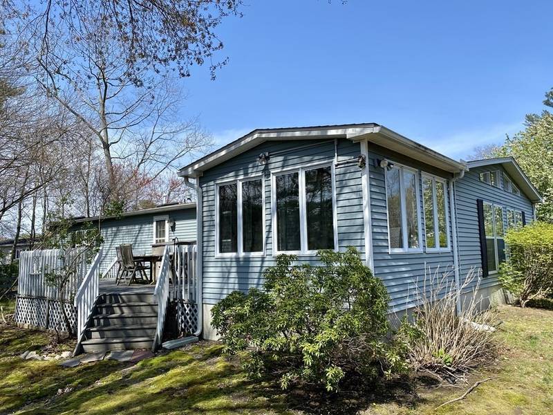 22 Leisurewoods Dr, Rockland, MA 02370