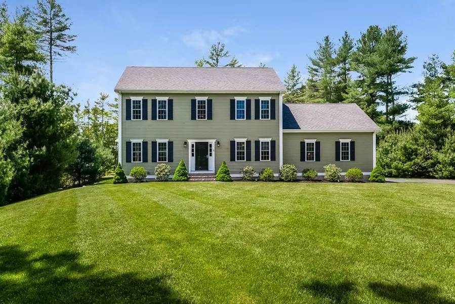 8 Comstock Pl, Rochester, MA 02770