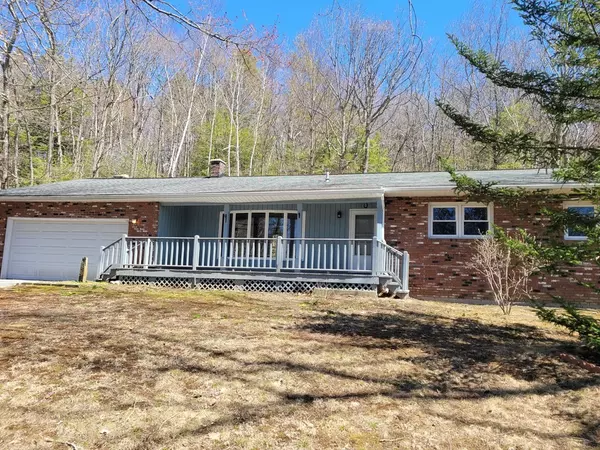 1297 General Knox Rd, Russell, MA 01071