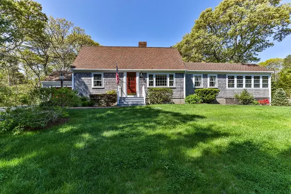 18 Evelyns Dr, Harwich, MA 02645