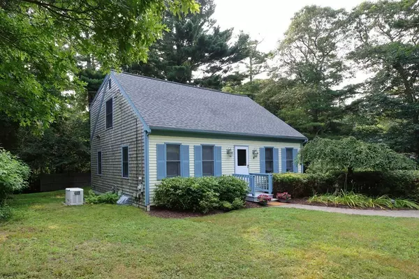 4 Countrywood Ln, Falmouth, MA 02536