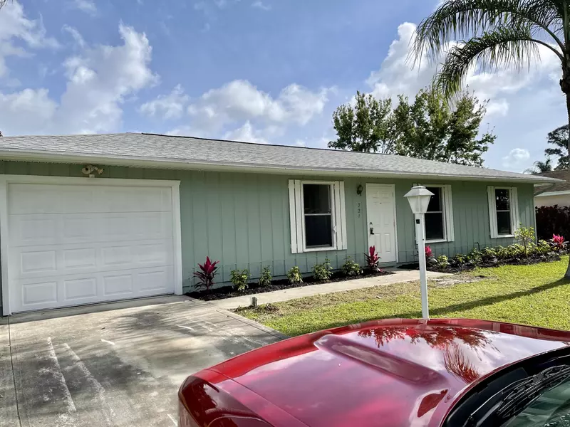 721 SE Evergreen TER, Port Saint Lucie, FL 34983