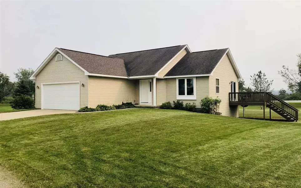 N6739 Clover Ln, Pardeeville, WI 53954