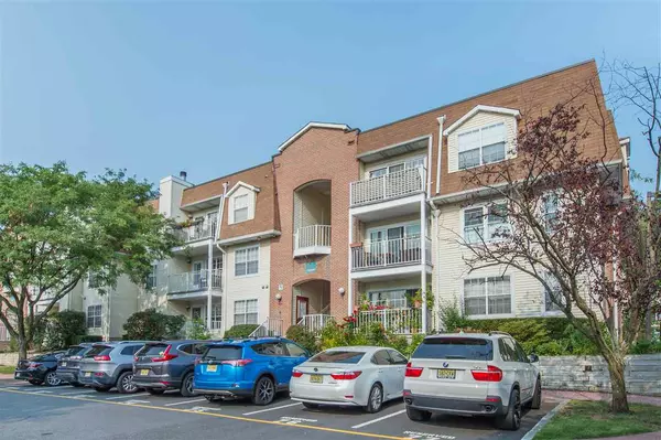 400 CROWN CT  #561, Edgewater, NJ 07020