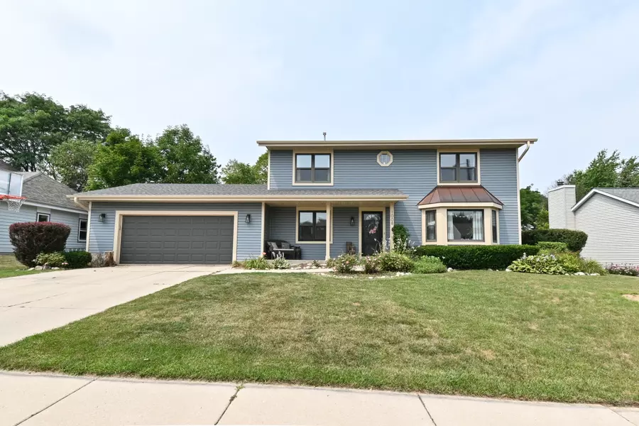 1008 Cottonwood Ct, West Bend, WI 53095