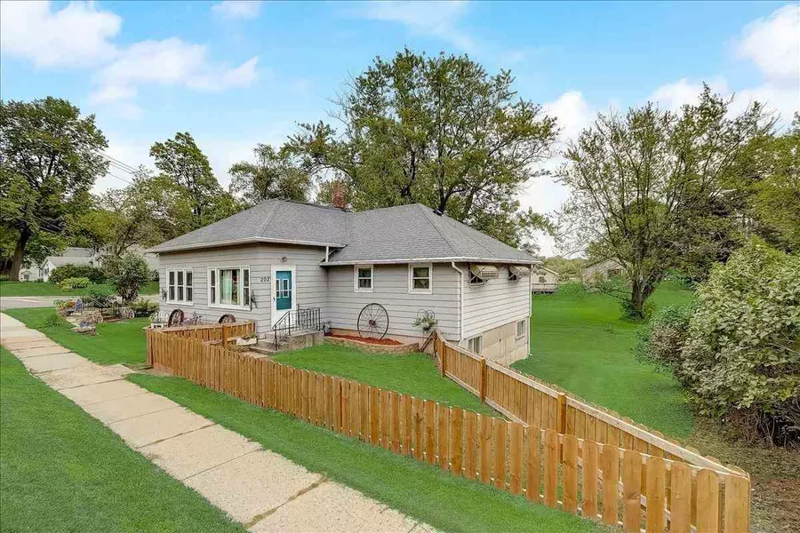 202 S Main St, Pardeeville, WI 53954