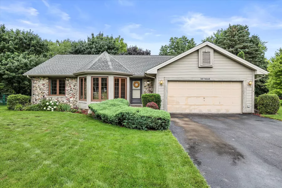 N28W22312 Foxwood Ln, Pewaukee, WI 53186