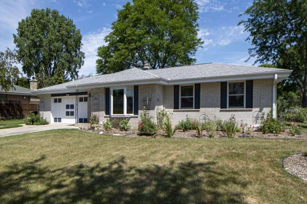 10610 W Robinwood Ln, Franklin, WI 53132