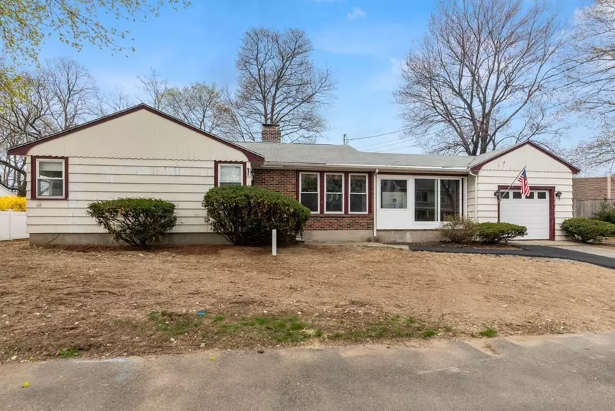 11 Witham St, Lynnfield, MA 01940