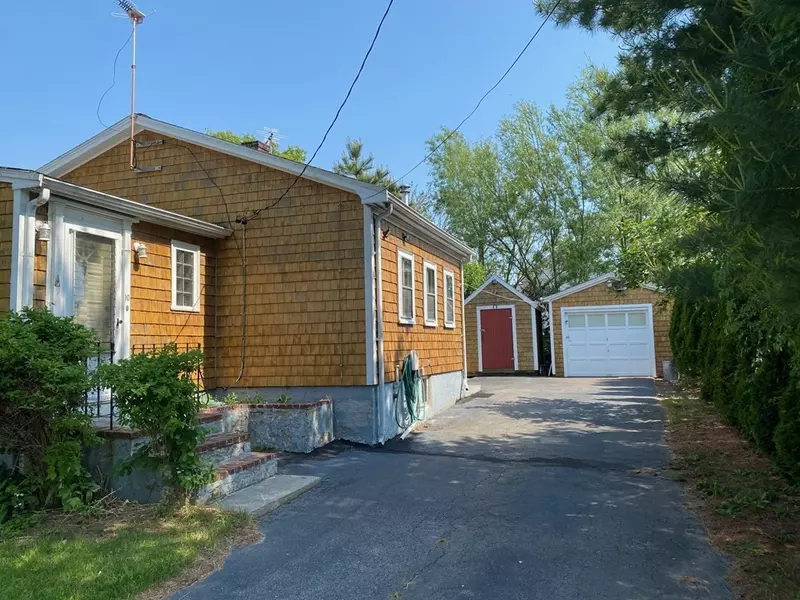 10 Jean St, Acushnet, MA 02743