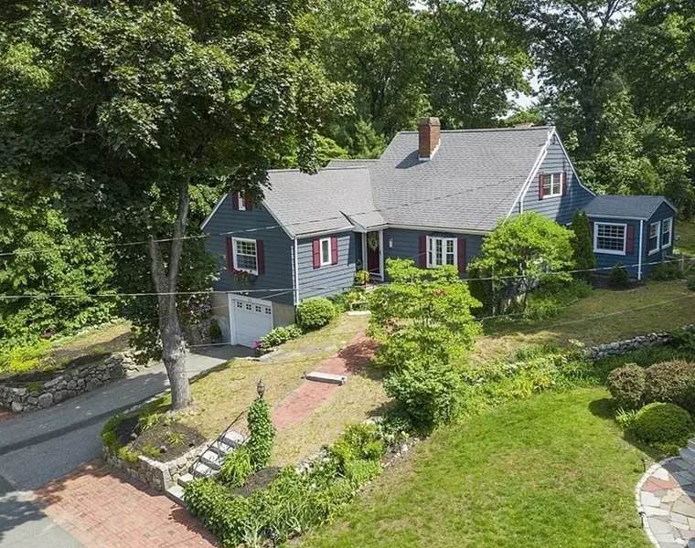 64 Canterbury Road, Lynnfield, MA 01940