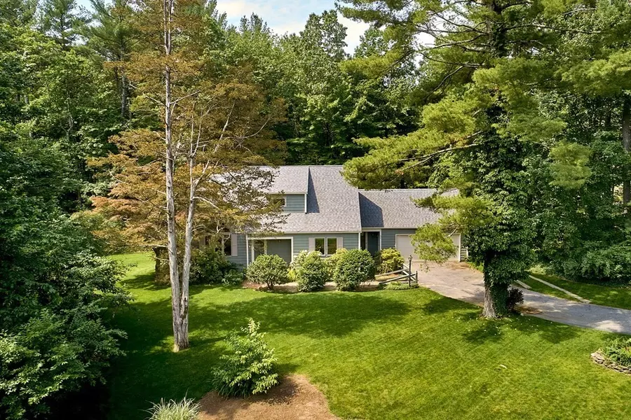 2 Glendale Woods Dr, Southampton, MA 01073