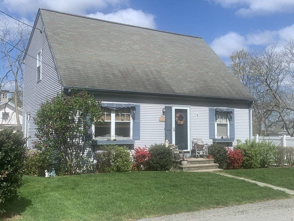 90 Gatehouse Dr, Fall River, MA 02720