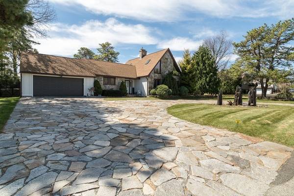 632 Pinewood Drive, Longmeadow, MA 01106