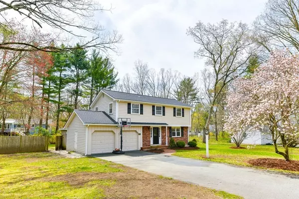 40 Flint Locke Ln, Medfield, MA 02052