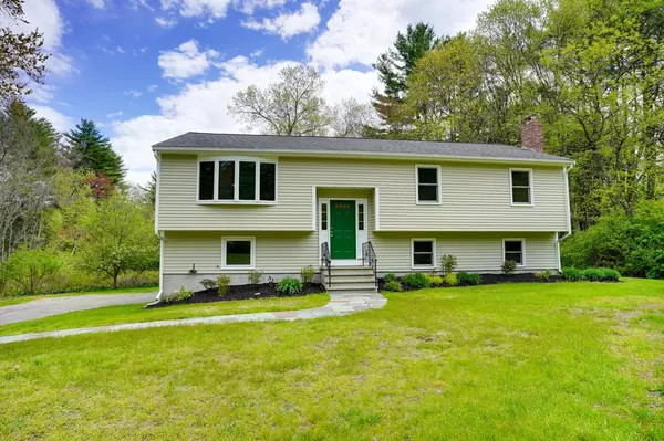 9 The Paddock Ln, Medfield, MA 02052