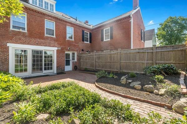 17 Munroe St, Newburyport, MA 01950