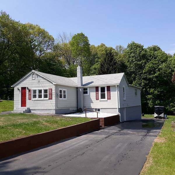 56 Towtaid St, Leicester, MA 01611