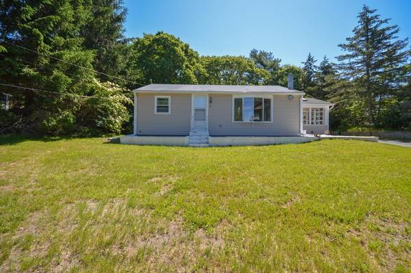 8 Treasure Ln,  Mashpee,  MA 02649