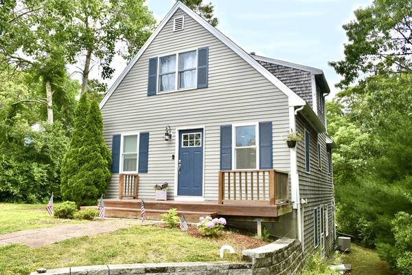 18 Pond View Dr, Mashpee, MA 02649