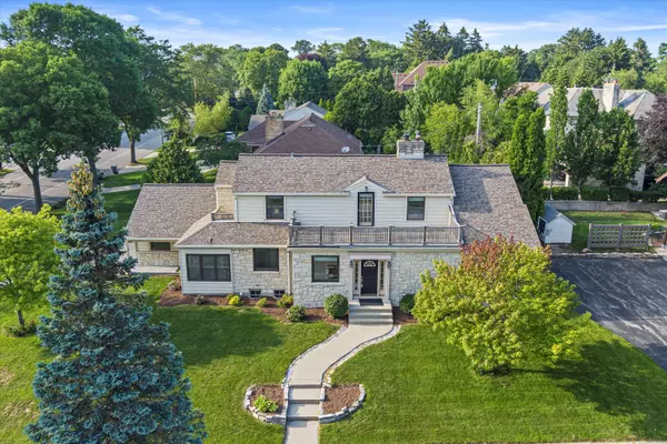 6100 N Lake Dr, Whitefish Bay, WI 53217