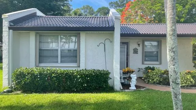 132 Lake Olive DR, West Palm Beach, FL 33411