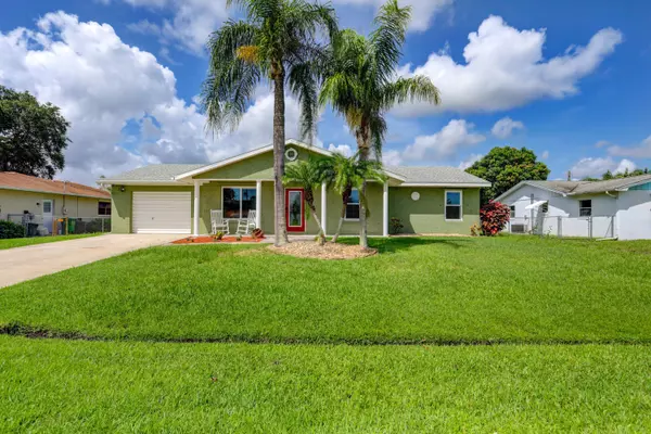 422 SE Lamon LN, Port Saint Lucie, FL 34983