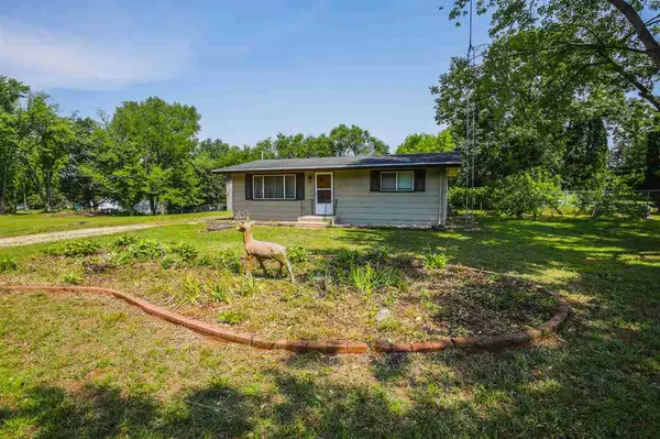 N6188 Duck Creek Rd, Pardeeville, WI 53954