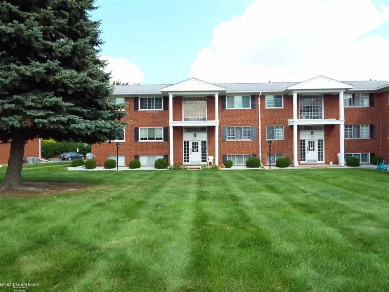 8260 Crestview, Sterling Heights, MI 48312