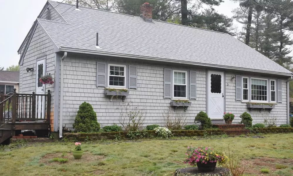 5 White Street, Hanson, MA 02341