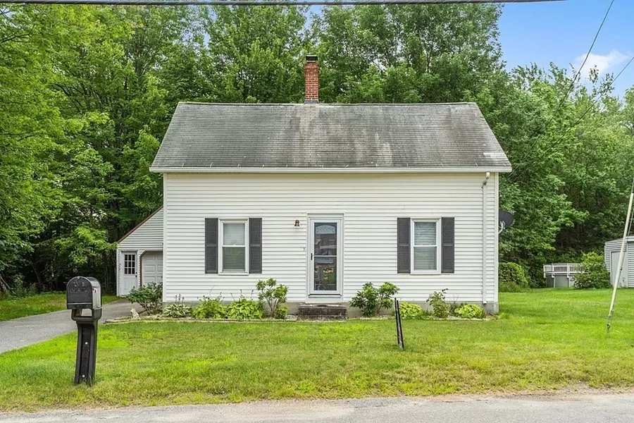 3 S High St, Ashburnham, MA 01430