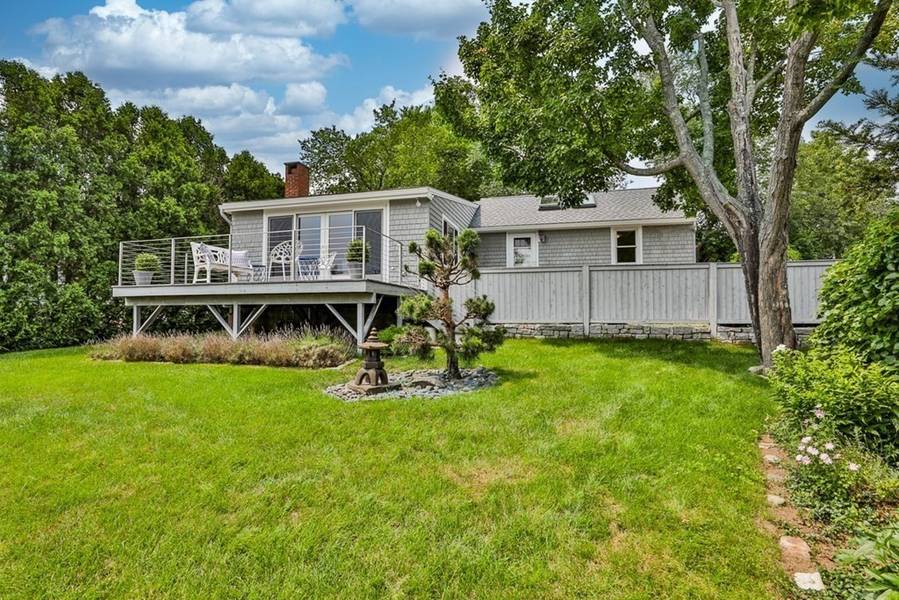 1 Landmark Ln, Rockport, MA 01966