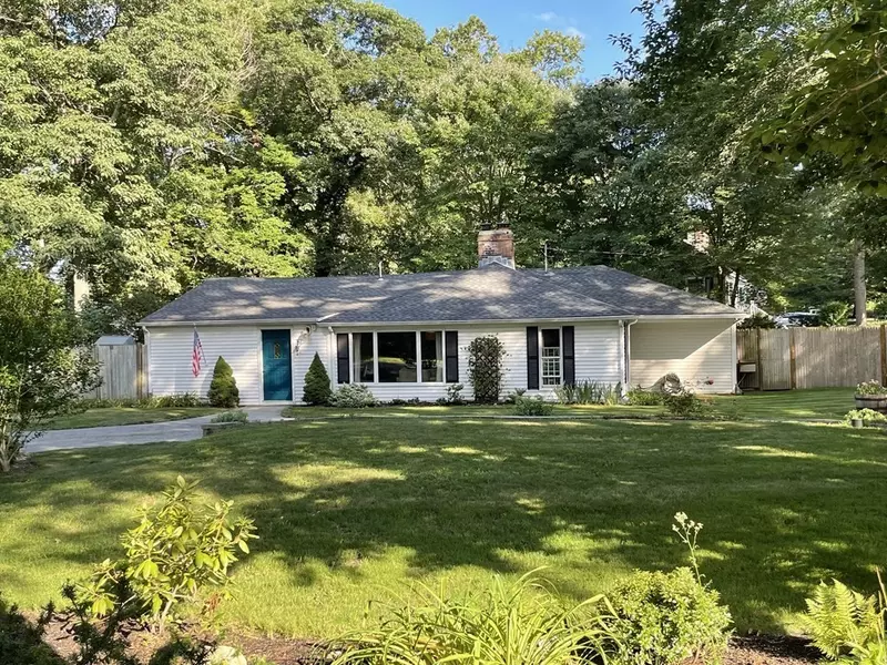 2 Village Ln, Hamilton, MA 01982