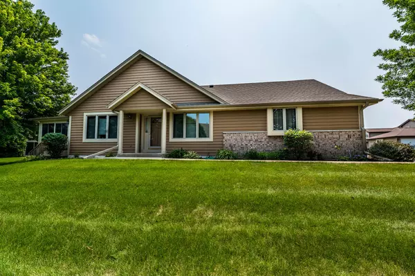 W242N2362 Deer Park Dr Unit A, Pewaukee, WI 53072