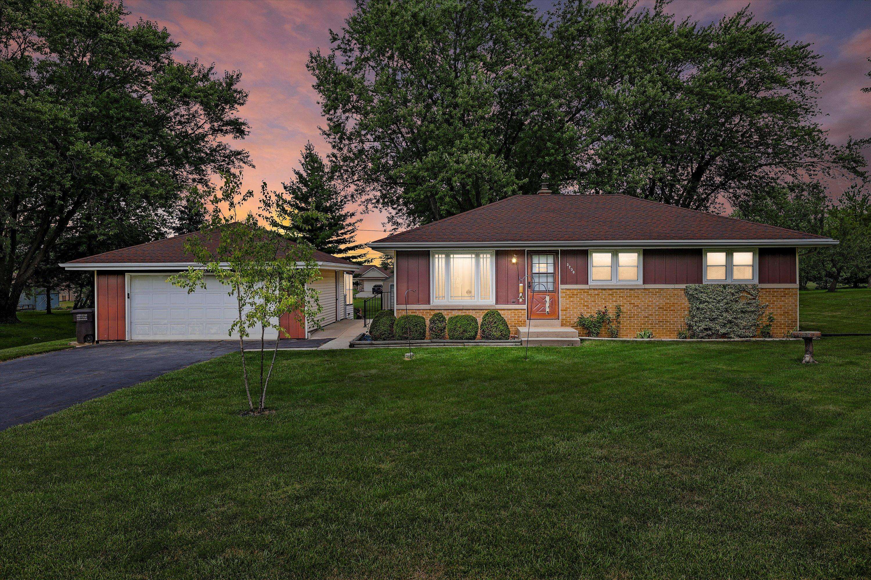 3200 W Southway Dr, Franklin, WI 53132