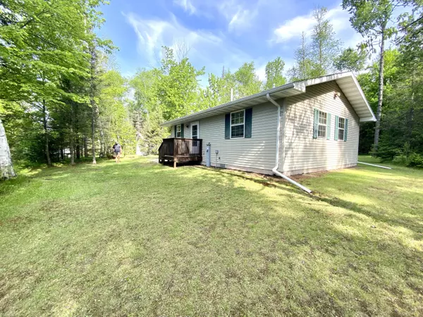 2326 Cliffs Rd, Aurora, WI 54121